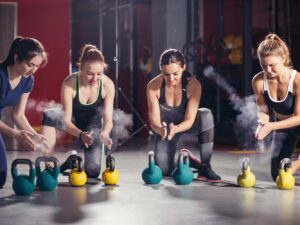 krafttraining Frauen bereiten sich auf das Krafttraining mit Kettle Balls vor.